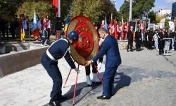 Uşak'ta Cumhuriyetin 100. yıl Dönümü Çelenk Sunumu İle Başladı.