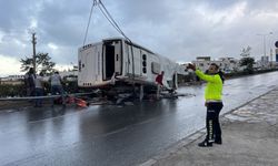 Bodrum Gümbet Kavşağında devrilen midibüsle otomobil çarptı: 1'i Çocuk, 4 Yaralı