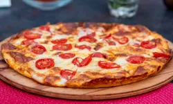 Meğer ev usulü pizza yapmak çok kolaymış! Tadına doyum olmayan enfes pizza tarifi…