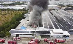 Uşak'ta tekstil fabrikasındaki yangına ekipler müdahale ediliyor