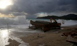 Fethiye Ölüdeniz'de dalgalar işletmelere zarar verdi