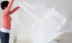 Dikkat! O şekilde uyumak sağlığınızı tehdit ediyor! Meğer kirli çarşaflarda…