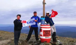 Uşaklı Dağcılar Murat Dağı'nın Zirvesine Kurtuluş Bayrağı Diktiler