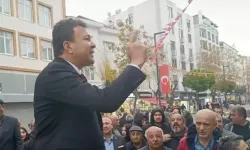 Uşak İsmetpaşa Caddesi'nde Yağmur Altında CHP'den Adaylığını Açıkladı!