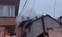 Afyonkarahisar'da iki katlı binanın çatısında çıkan yangın çıktı