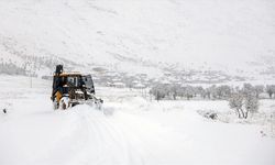ANTALYA - Yüksek kesimlerde bazı mahalle yolları kardan ulaşıma kapandı