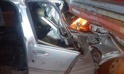 Afyonkarahisar'da hafif ticari araç tırla çarpıştı. 1 kişi öldü
