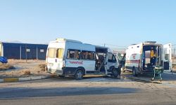 Afyonkarahisar'da minibüs ile kamyonetin çarpıştı! 8 kişi yaralandı