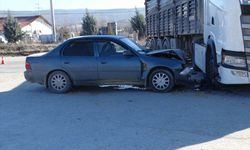 Hisarcık'ta otomobille tırın çarpıştığı kazada 4 kişi yaralandı