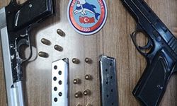 Manisa'da ruhsatsız tabancalarla yakalanan 2 kişi gözaltına alındı