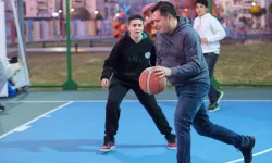 Başkan Çakın gençlerle basket oynadı