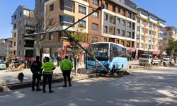 Kütahya'da Özel Halk Otobüsü Aydınlatma Direğine Çarptı: 2 Yaralı