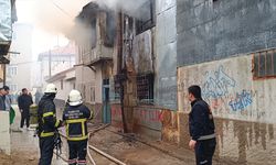 Sandıklı'da metruk bir binada çıkan yangın söndürüldü