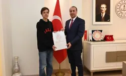 Uşak Milli Eğitim Müdürü Vatan Sevgisini En İyi Anlatan Öğrenciye Ödül Verdi