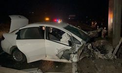 Yön levhasına çarpan otomobilin sürücüsü öldü
