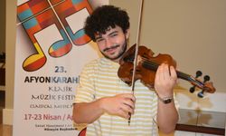 Çekyalı 18 yaşındaki genç kemancı, Afyonkarahisarlılara klasik müzik keyfi yaşatıyor