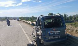 Afyonkarahisar'da kamyonetin hafif ticari araca çarpması sonucu 5 kişi yaralandı