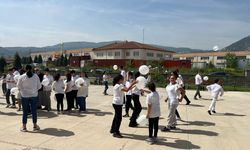 Kütahya’da özel öğrenciler beyaz giyinip engellilere dikkati çekti