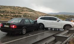 Afyonkarahisar'da iki otomobilin çarpışması sonucu 6 kişi yaralandı