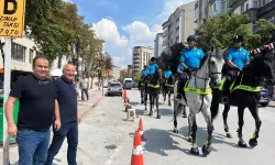 Kütahya’da gezen atlı polisler vatandaşlardan ilgi gördü.