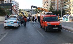 İzmir'de polisten kaçan tır otomobillerin üzerine devrildi, 2 kişi yaralandı