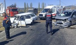 Uşak'ın Banaz Güllüçam Köyü Kavşağında Trafik Kazası: 3 Kişi Yaralandı