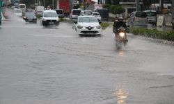 İzmir'de sağanak ve kuvvetli rüzgar yaşamı olumsuz etkiliyor