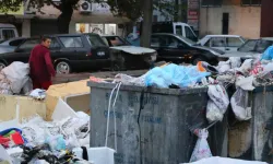 İzmir'in Karşıyaka ve Konak ilçelerinde biriken çöplere mahalleliden tepki