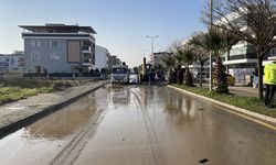 Aydın'da patlayan su borusu trafiği aksattı