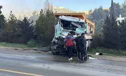 Bodrum'da iki hafriyat kamyonunun çarpıştığı kazada 1 kişi ağır yaralandı