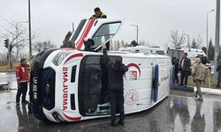 Kütahya'da otomobil ile ambulansın çarpıştığı kazada 4 kişi yaralandı