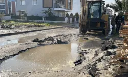 Bodrum'da isale hattının patlaması sonucu yolda göçük oluştu