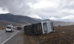 Afyonkarahisar'da tur midibüsünün devrildiği kazada 3 kişi yaralandı