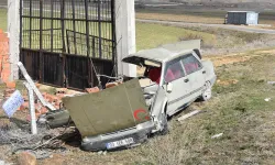 Afyonkarahisar'da otomobilin direğe çarpması sonucu 1 kişi öldü, 6 kişi yaralandı