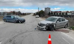 Uşak'ta Cezaevi Kavşağında iki Otomobil Çarpıştı