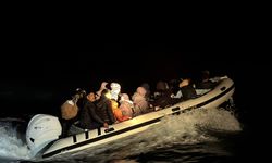İzmir açıklarında batmak üzere olan bottaki 36 düzensiz göçmen kurtarıldı