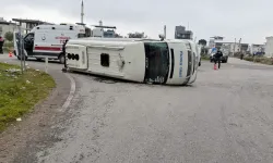 İzmir'de yolcu minibüsü ile hafif ticari aracın çarpışması sonucu 9 kişi yaralandı