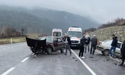 Kütahya'da 2 otomobilin çarpıştığı kazada 3 kişi yaralandı