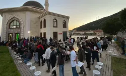 Bodrum'da bir imam, cami avlusunda iftar sofrası kuruyor