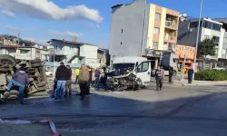 İzmir'de 3 aracın karıştığı kaza güvenlik kamerasında