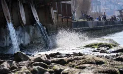 Atık suyun deşarj edildiği İzmir Körfezi'nde suyun rengi değişti