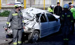 İzmir'de park halindeki 5 araca çarpan otomobilin sürücüsü yaralandı