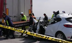 İzmir'de tıra çarpan otomobil sürücüsü öldü