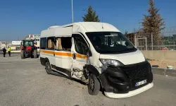 Manisa'da iki işçi servisinin çarpıştığı kazada 19 kişi yaralandı