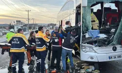 Yolcu Otobüsü Tıra Çarptı, 14 Kişi Yaralandı