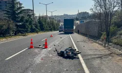 İzmir'de park halindeki kamyona çarpan motosikletteki 1 kişi öldü, 1 kişi yaralandı