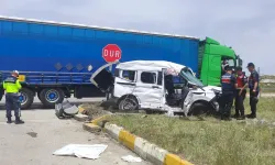 Tır ile Çarpışan Araçta 1 Kişi Hayatını Kaybetti, 1 Yaralı