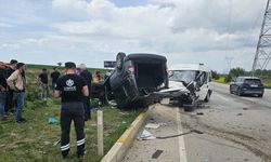 Afyonkarahisar'da kamyonet ile hafif ticari aracın çarpıştığı kazada 9 kişi yaralandı