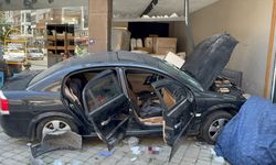 Aydın'da kontrolden çıkan otomobil mağazaya girdi, 2 kişi yaralandı