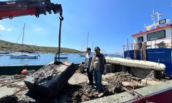 Bodrum'da denizdeki tonozlar ve atıklar dalgıçlar eşliğinde vinçle çıkarıldı